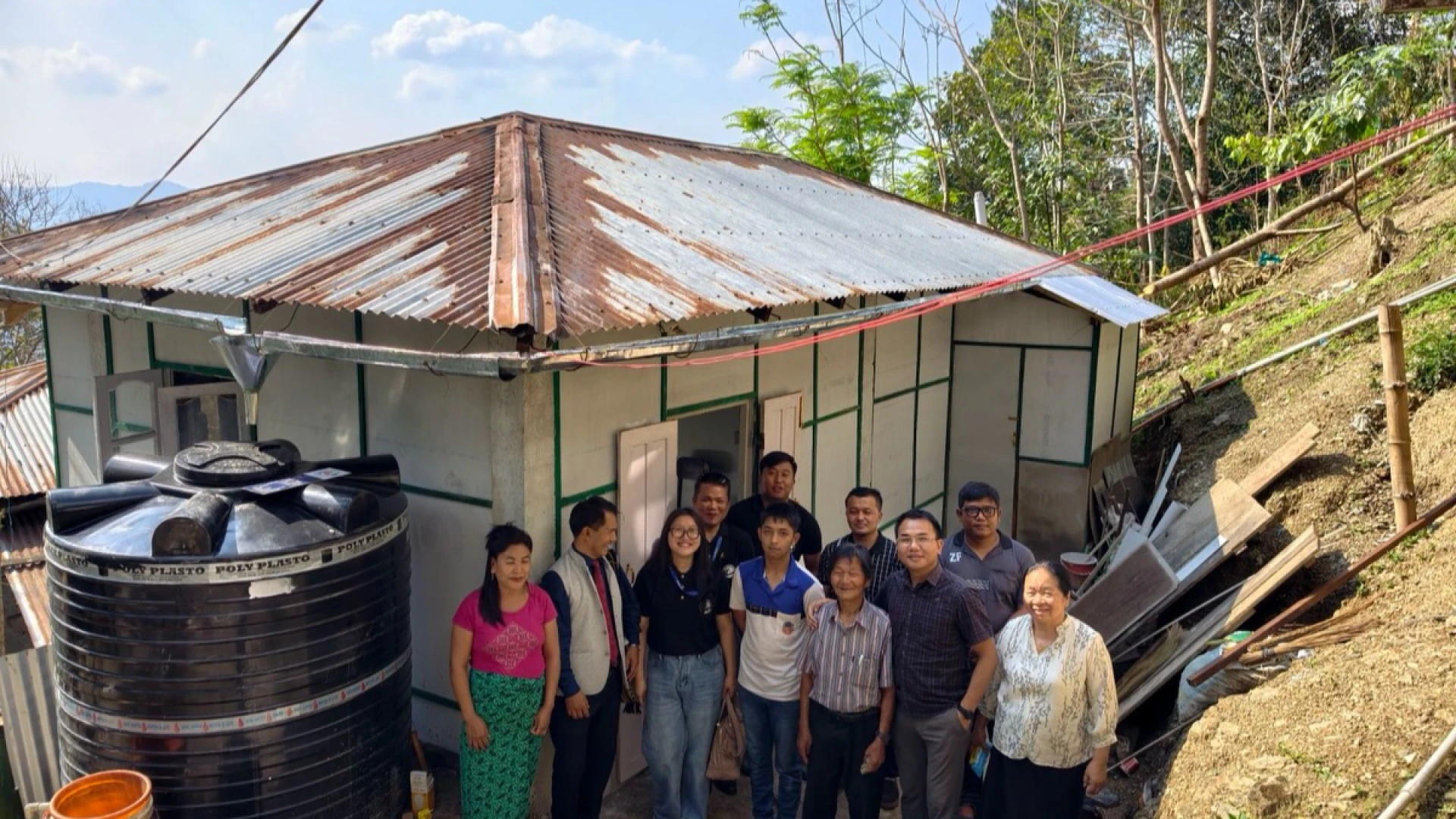 Kan beneficiary boral ta Malsawmhlui (L) puala chenna In thawmthat (renovate) hawnna leh Pathian hnena hlanna neih a ni. 