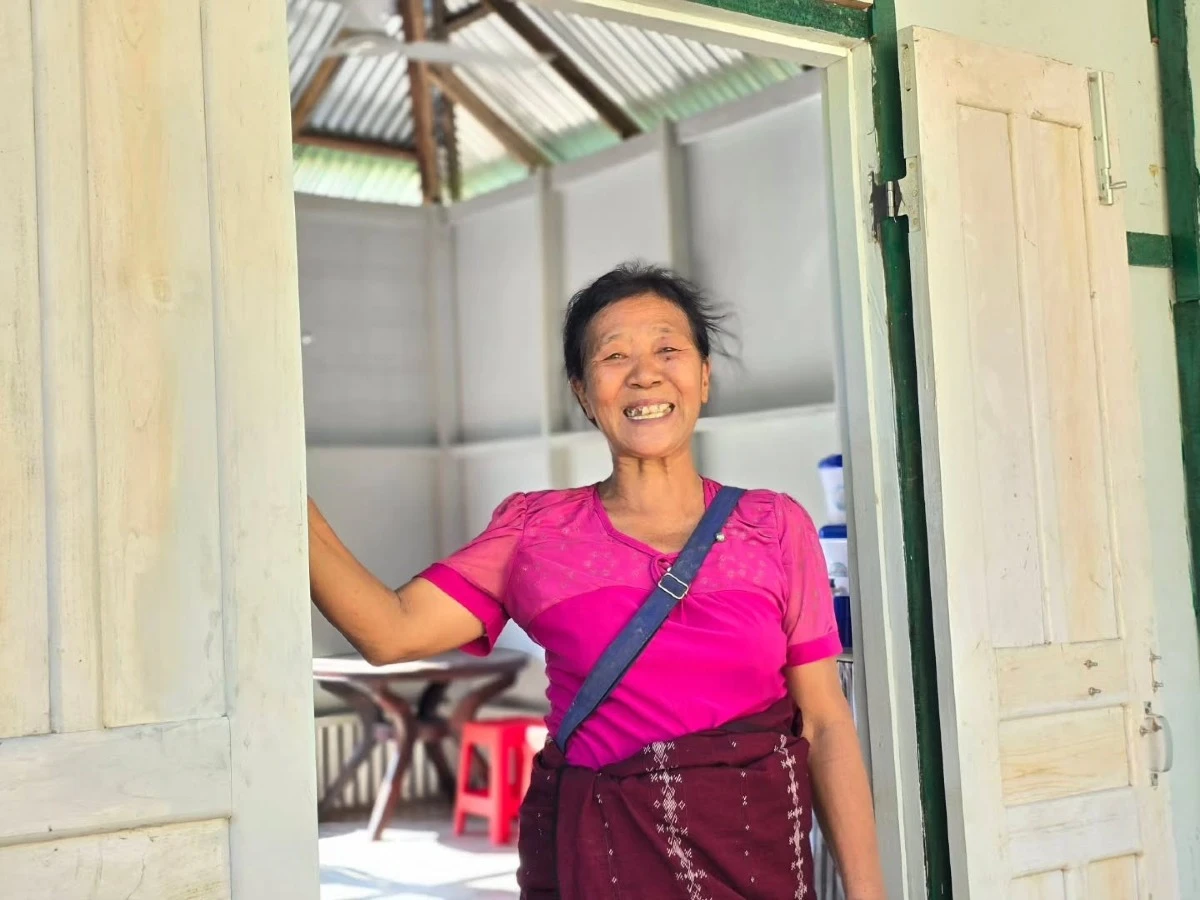 Hmeichhia Pi Neihmawii’n chenna in thar a luah lût ta.